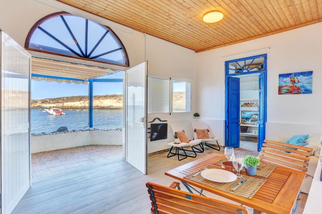 La Casa del Capitán - living-room-open-door-sea-view